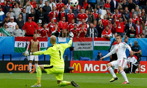 Zoltan Stieber nâng tỷ số lên 2-0 cho Hungary. Ảnh: EPA.