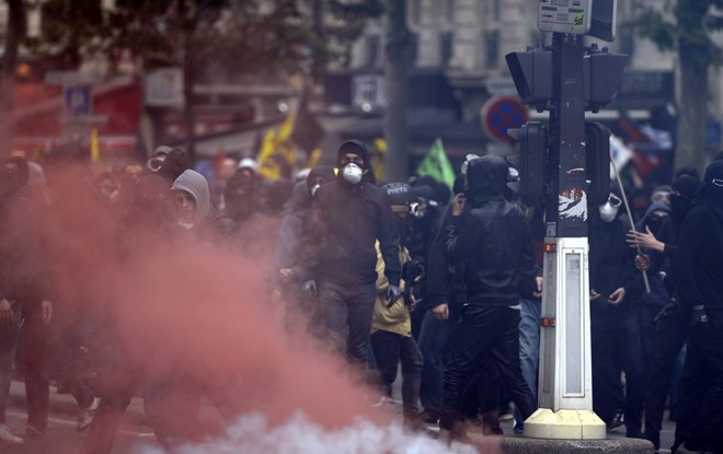 Người biểu tình trên đường phố Paris, ngày 14/6. (Nguồn: AFP)