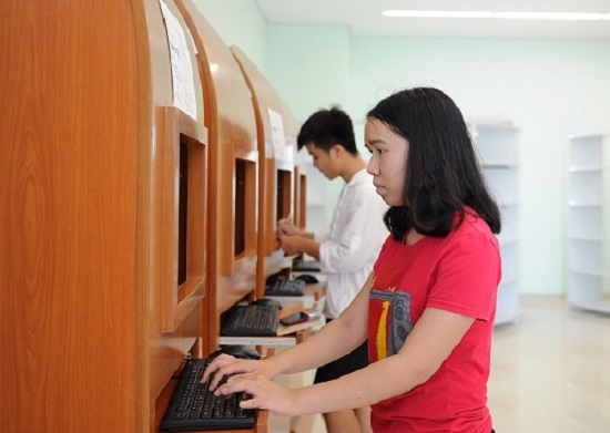  Local readers searching through electronic information in the library