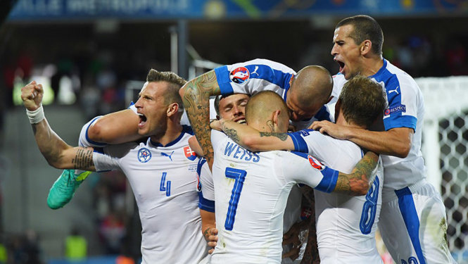 Niềm vui của các cầu thủ Slovakia sau khi ghi bàn vào lưới Nga. Ảnh: Reuters