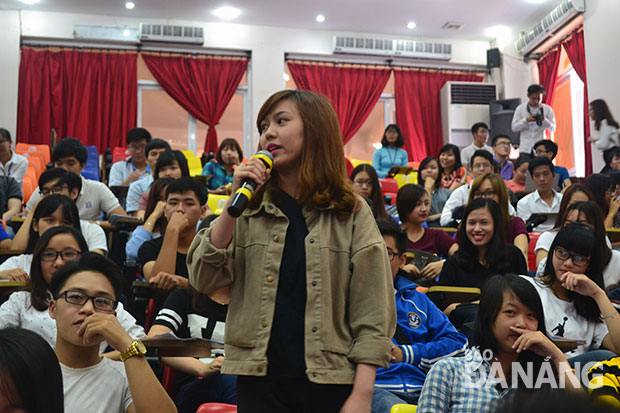 Sinh viên Đà Nẵng tìm hiểu thông tin du học tại buổi giao lưu do Trường Đại học Duy Tân  tổ chức. 						            ảnh: PHƯƠNG TRÀ