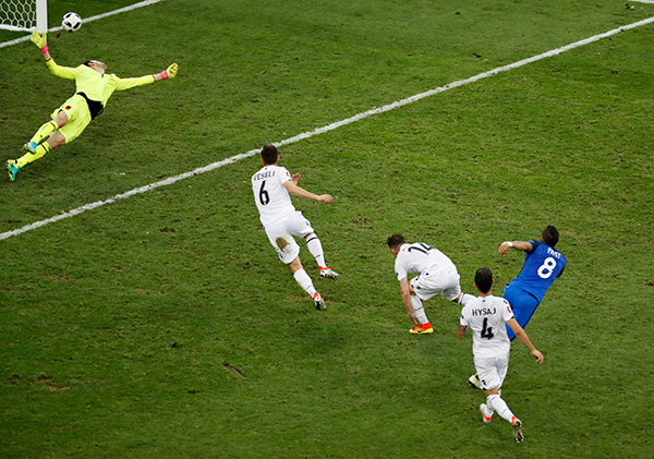 Payet ấn định thắng lợi 2-0 cho Pháp trong trận đấu mà họ gặp quá nhiều khó khăn trước Albania. Ảnh: Reuters.