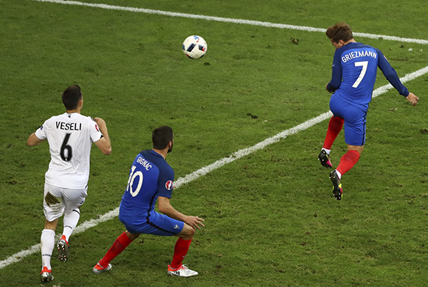 Sự toả sáng kịp thời của những cầu thủ dự bị như Griezmann, Gignac giúp Pháp vượt khó, giành chiến thắng thứ hai liên tiếp. Ảnh: UEFA.