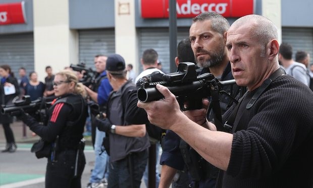 Cảnh sát mặc thường phục cũng được triển khai tại khu vực. Chính quyền Pháp huy động 4.000 cảnh sát tăng cường tại thành phố Lille trước các trận đấu tiếp theo của đội tuyển quốc gia Anh và Nga do lo ngại ẩu đả giữa các cổ động viên. Ảnh: Tass