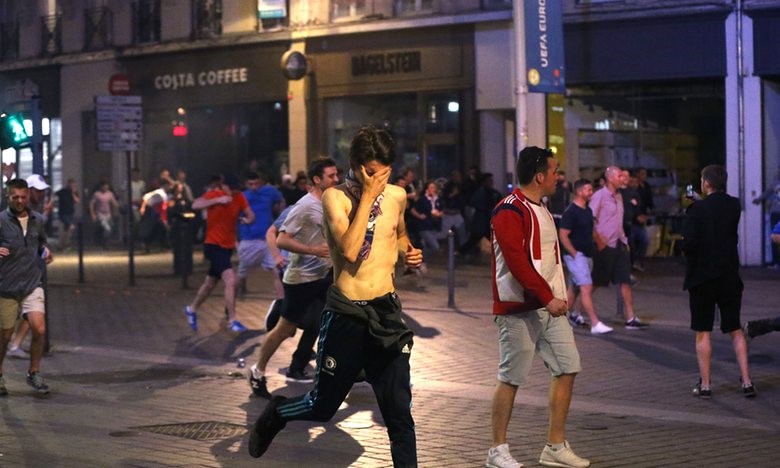 Theo cảnh sát Pháp, 36 cổ động viên quá khích bị bắt trong các vụ đụng độ trong một ngày qua tại thành phố Lille. Ngoài ra, 16 người khác bị thương vì các vụ xô xát và phải đến bênh viện chữa trị. Đây là loạt vụ ẩu đả mới nhất tại Vòng chung kết Euro 2016. Ảnh: AP