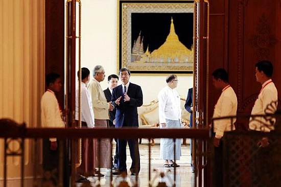 Myanmar President Htin Kyaw (centre left) talks to ADB president Takehiko Nakao (center right) following their meeting in Nay Pyi Taw on June 14 (EPA photo) (Source:bangkokpost.com)