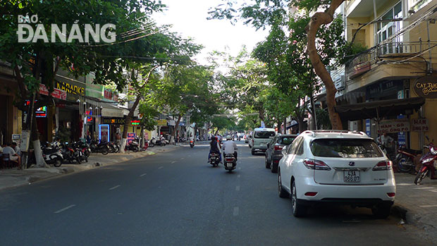 Nhờ giám sát những vấn đề sát với tình hình thực tiễn ở địa phương, đã tạo được sự chuyển biến tích cực trong nhận thức và hành động. Trong ảnh: Tuyến đường Nguyễn Chí Thanh luôn được giữ gìn xanh- sạch- đẹp.                  Ảnh: ĐẶNG NỞ