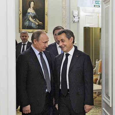 Tổng thống Nga Vladimir Putin (bìa trái) gặp gỡ cựu Tổng thống Pháp Nicolas Sarkozy trước thềm Diễn đàn Đầu tư quốc tế St.Petersburg. 	        Ảnh: AFP