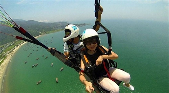 Paragliding is a recreational and competitive sport that took off in the country 10 years ago.(Source: http://english.vietnamnet.vn)