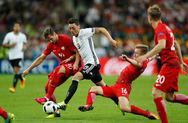 Ozil trong vòng vây các cầu thủ Ba Lan. Ảnh: Reuters.