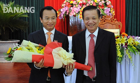  Former PCl Chairman Tran Tho (right) with newly elected Chairman Nguyen Xuan Anh