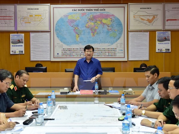 Phó Thủ tướng Trịnh Đình Dũng chỉ đạo trực tiếp việc tìm kiếm, cứu nạn máy bay Su-30MK2 và phi công và máy bay CASA-212 cùng thành viên đoàn bay. (Ảnh: Lâm Khánh/TTXVN)