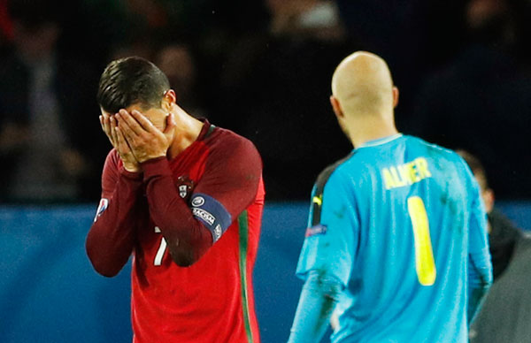 Ronaldo ôm mặt tiếc nuối sau khi đá hỏng phạt đền. Cầu thủ mang áo số 7 trở thành tội đồ của Bồ Đào Nha trong trận đấu anh đáng lẽ được tôn vinh. Ảnh: Reuters.