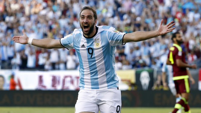 Niềm vui của Higuain sau khi nâng tỉ số lên 2-0 cho Argentina. Ảnh: Reuters