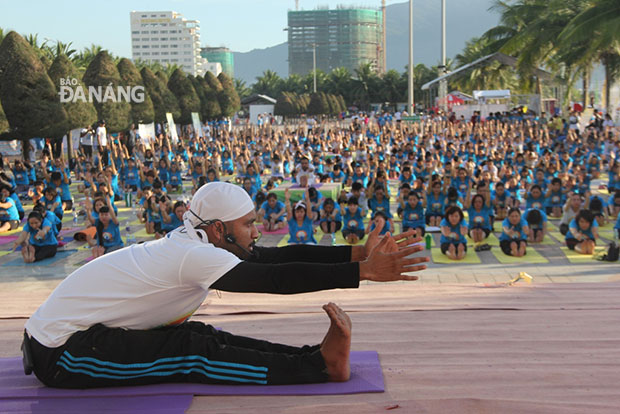 Hoạt động chính của sự kiện là phiên tập Yoga do chuyên gia Yoga người Ấn Độ hướng dẫn.