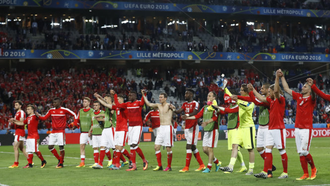 Các cầu thủ Thụy Sĩ ăn mừng sau khi giành vé vào vòng 16 đội. Ảnh: Reuters