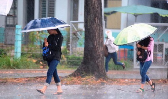 People walk in the rain in Ho Chi Minh City. Tuoi Tre