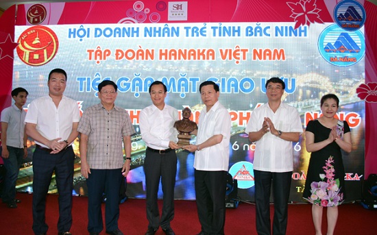 Da Nang’s leaders (left) with their counterparts from Bac Ninh Province