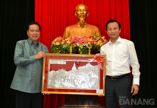 Secretary Anh (right) and Mayor Kongkeo Xaysongkham