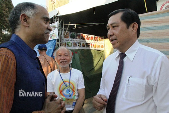Indian Ambassador Parvathaneni Harish (left) and Da Nang People's Committee Chairman Huynh Duc Tho