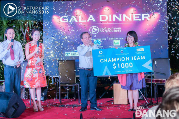 Ông Võ Duy Khương, Chủ tịch Hội đồng mạng lưới khởi nghiệp thành phố trao giải cho nhóm thắng cuộc.                         Ảnh: D. ANH