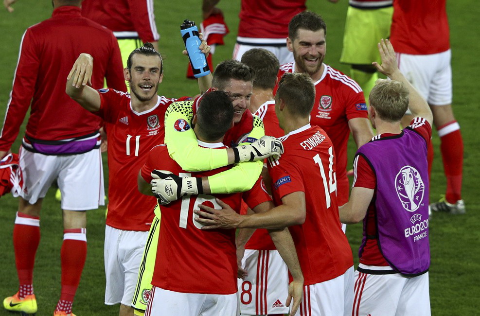 Các cầu thủ Xứ Wales vỡ òa sau chiến thắng trước Nga. Ảnh: UEFA
