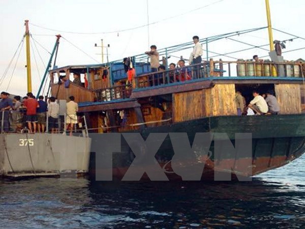 Hải quân Phillipines ngăn chặn các ngư dân nước ở phía ngoài bãi cạn Scarborough. (Nguồn: AFP/TTXVN)