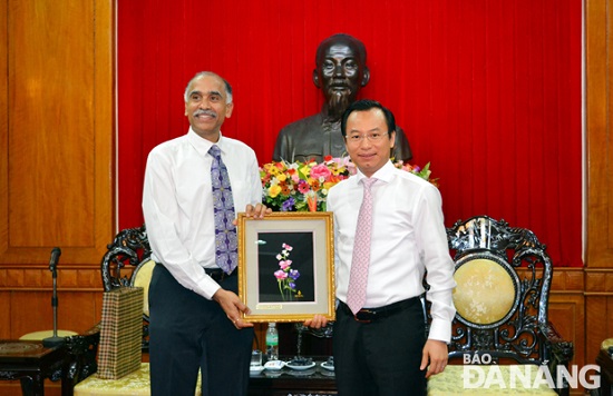 Indian Ambassador Parvathaneni Harish (left) with Secretary Xuan Anh