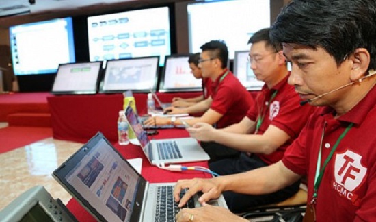 People are seen working on their laptops in Ho Chi Minh City in this 2015 file photo. Tuoi Tre