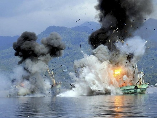 Indonesia sinks foreign boats for illegal fishing in its waters (Photo: Reuters)