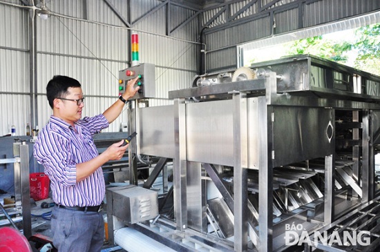 Director Nguyen Thanh Chuong operating the machine