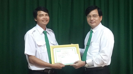 Driver Tam (left) receiving a Certificate of Merit and bonus (photo: internet))