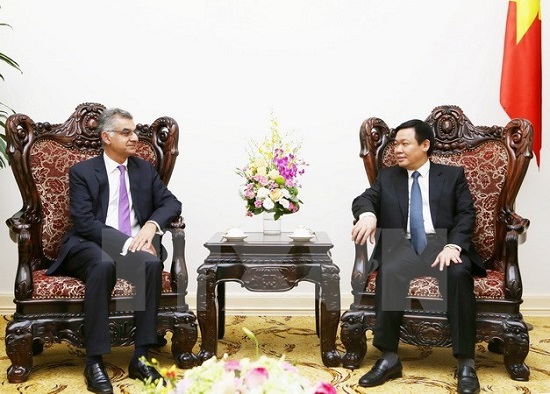 Deputy Prime Minister Vuong Dinh Hue (R) and Standard Chartered’s CEO in Viet Nam and ASEAN and South Asia Cluster Markets Nirukt Sapru (Source: VNA)