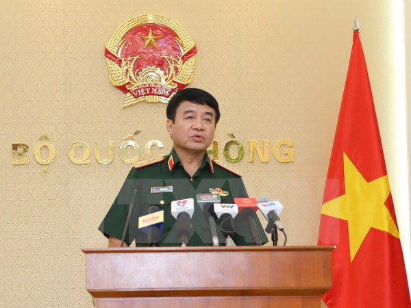 Thượng tướng Võ Văn Tuấn, Phó Tổng Tham mưu trưởng Quân đội nhân dân Việt Nam chủ trì buổi họp báo. (Ảnh: TTXVN)