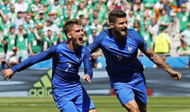 Griezmann (trái) cùng Giroud ăn mừng bàn thắng vào lưới tuyển CH Ireland - Ảnh: Reuters