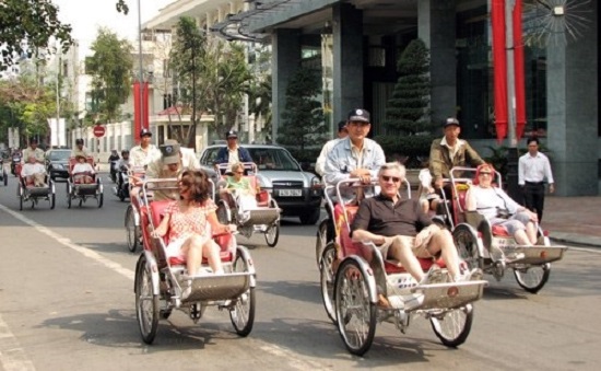 Foreign visitors enjoying a city tour by cyclo (Source: agendatourvietnam.com)