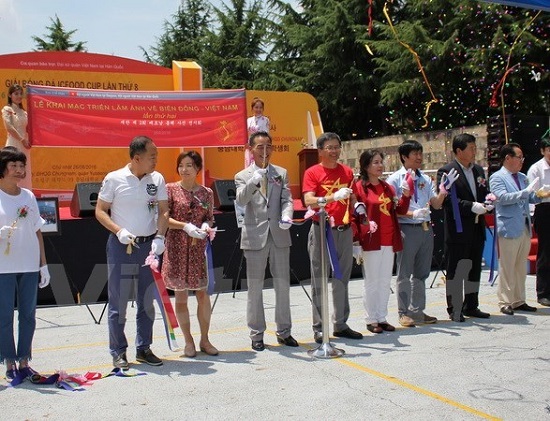 articipants cut the ribbon to open the exhibition (Photo: VNA)