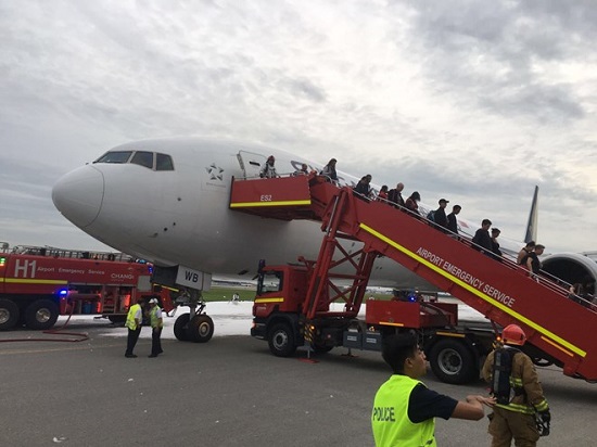 Passengers evacuating from the plane (Photo: channelnewsasia.com)