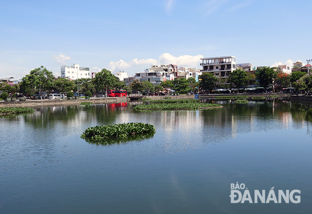 Bình yên một góc hồ Vĩnh Trung. 			Ảnh: HÀ THU