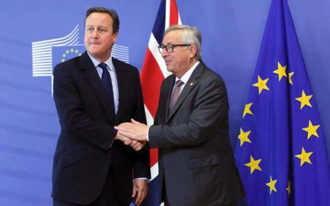 Chủ tịch EC Jean-Claude Juncker đón Thủ tướng Anh David Cameron ở trụ sở EU tại Brussels. (Nguồn: OLIVIER HOSLET)