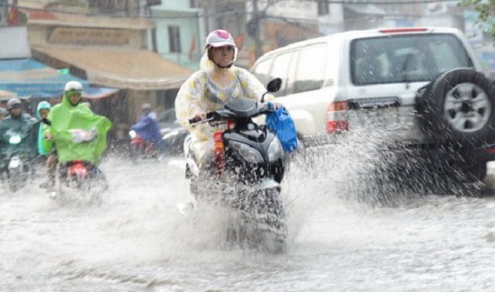 A downpour causes severe flooding along Nguyen Huu Canh Street in Binh Thanh District, Ho Chi Minh City. Tuoi Tre