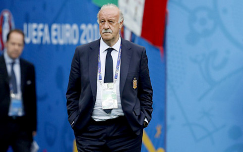 HLV Del Bosque chết lặng nhìn Tây Ban Nha bất lực trước Italia (Ảnh: Getty).