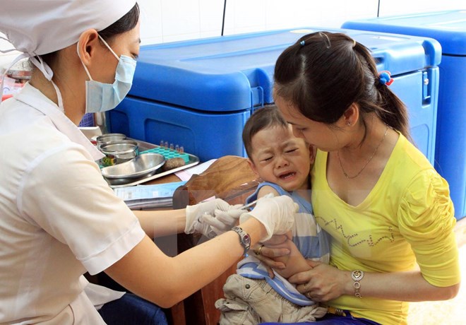 Người dân nên đưa trẻ đi tiêm chủng vắcxin để phòng chống dịch viêm não Nhật Bản. (Ảnh: Dương Ngọc/TTXVN)