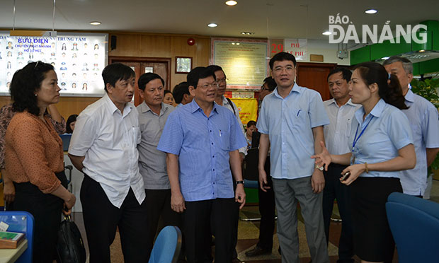 Cán bộ Trung tâm Hành chính công tỉnh Quảng Ninh báo cáo quy trình hoạt động với Đoàn công tác của Ban Thường vụ Thành ủy Đà Nẵng khi đến tìm hiểu mô hình vào cuối tháng 5-2016. 					  		          Ảnh: VIỆT DŨNG