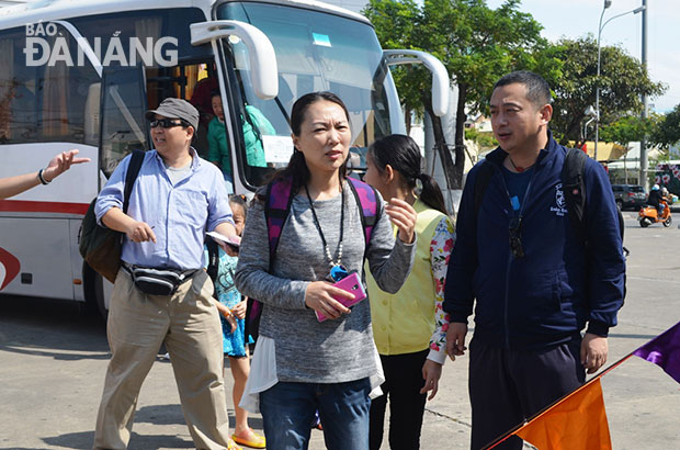 Việc người Trung Quốc làm hướng dẫn viên trên địa bàn Đà Nẵng về lâu dài sẽ gây ảnh hưởng hình ảnh điểm đến. Trong ảnh: Du khách Trung Quốc đến tham quan Đà Nẵng. Ảnh: NHẬT HẠ