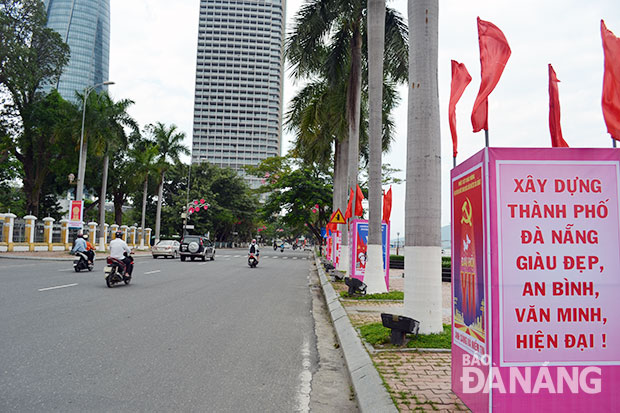 Nhiều pa-nô tuyên truyền xây dựng thành phố giàu đẹp, an bình, văn minh, hiện đại được triển khai trên địa bàn quận Hải Châu.Ảnh: DIỆU MINH