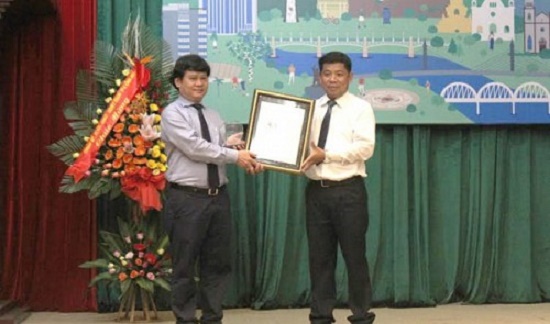 Chairman of the Hue People’s Committee Nguyen Van Thanh (left) receives the certificate of National Earth Hour Capital 2016 on June 28, 2016. Tuoi Tre