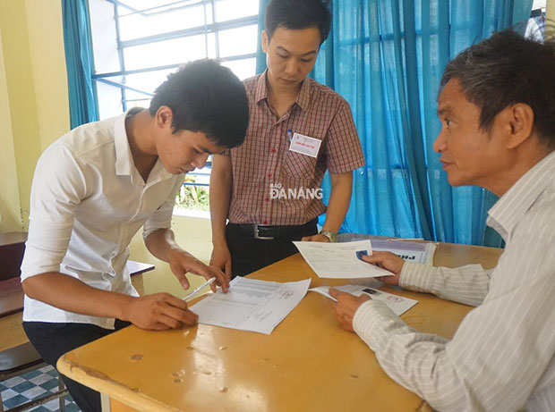 Thí sinh làm thủ tục nhận thẻ dự thi tại điểm thi Trường THPT Nguyễn Thượng Hiền (quận Liên Chiểu)