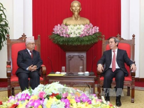 Politburo member Nguyen Van Binh (R) receives Madhav Kumar Nepal, head of the CPN-UML delegation (Source: VNA)