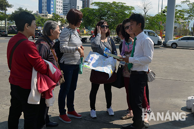 Khách Trung Quốc đang tham khảo các dịch vụ đi lại trên địa bàn Đà Nẵng. (Ảnh mang tính minh họa)                   Ảnh: NHẬT HẠ